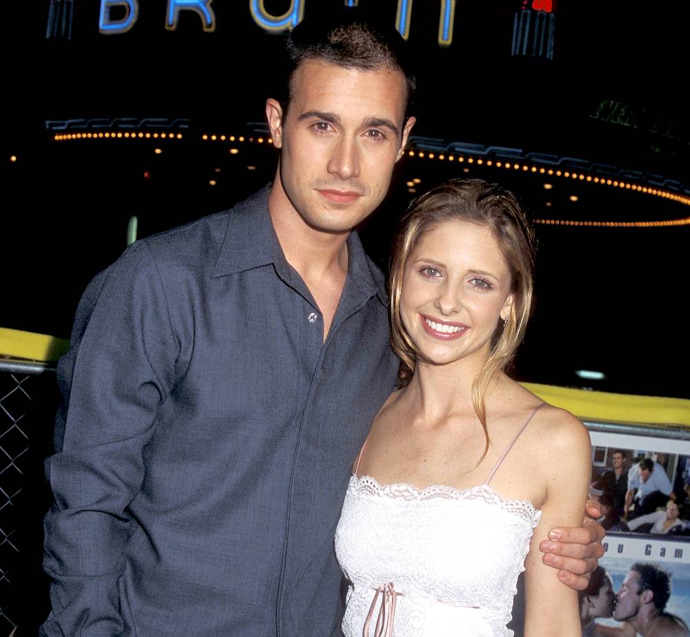 Freddie Prinze, Jr. and Sarah Michelle Gellar attend the "Summer Catch" Westwood Premiere on August 22, 2001 at Mann Village Theatre in Westwood, California.