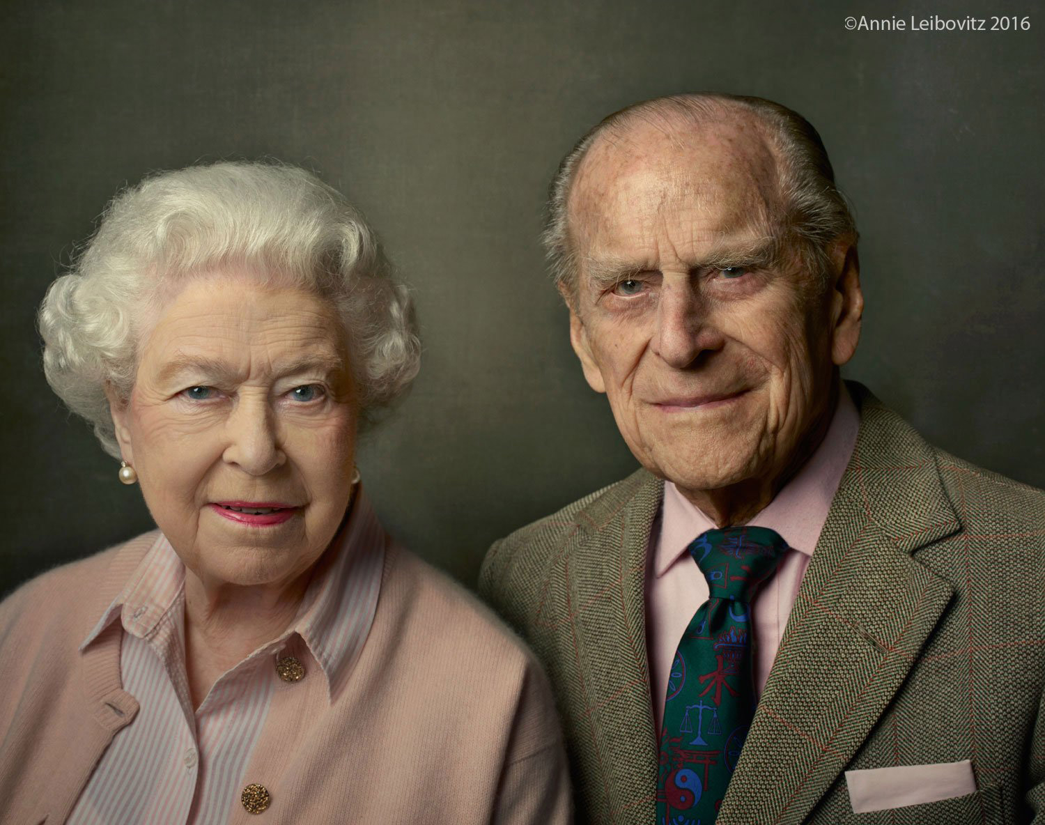 The queen d880b9a3 9d3e 49c6 ae0e 4e9eede7fd14